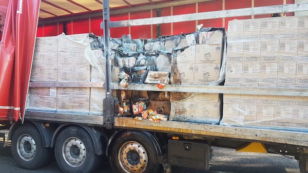 Tir In Fiamme Lungo L Autostrada Del Sole A Fuoco Alcune Scatole Di 