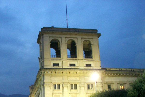 La Torretta di Palazzo Bazzani si illumina per la Giornata Mondiale della Croce Rossa e la Giornata dell'Europa