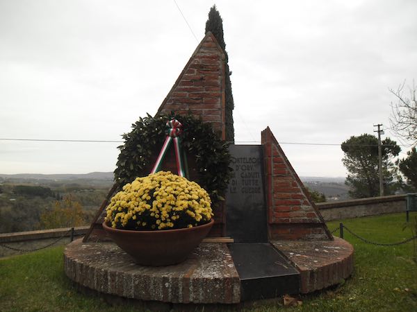 Fiori al Monumento ai Caduti per celebrare la Festa della Liberazione