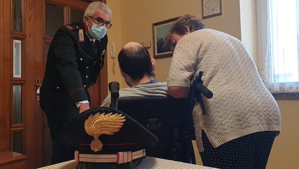 I Carabinieri intervengono per assistere un ragazzo disabile