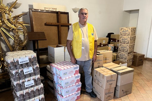 Lions e Banco Alimentare donano cibo alla Parrocchia di San Pancrazio