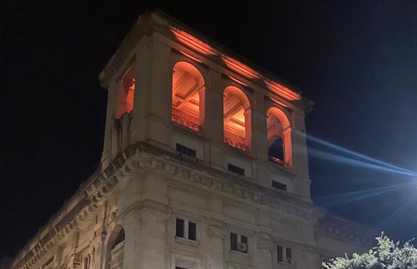 Eliminazione delle armi nucleari, la Torretta di Palazzo Bazzani si illumina di rosso