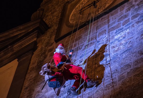 Il Babbo Natale acrobatico si cala dal campanile della Cattedrale