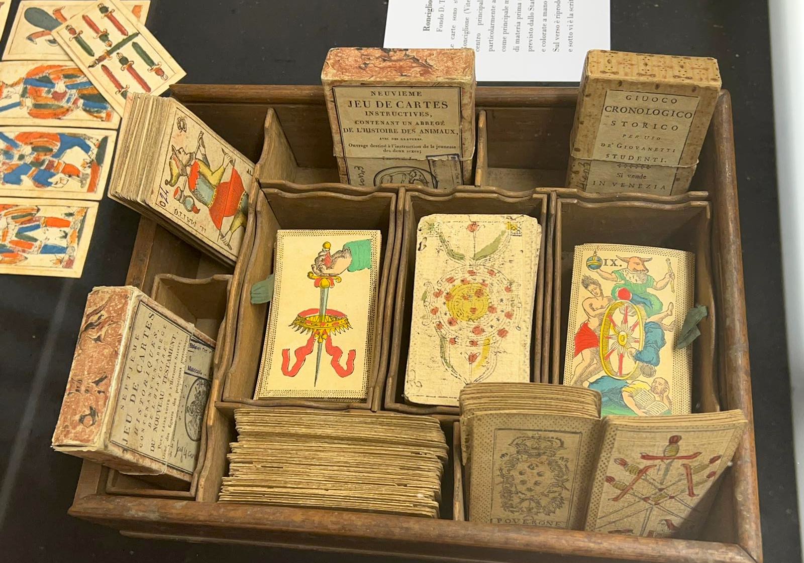 Carte, tarocchi e oracoli letterari da consultare alla Biblioteca