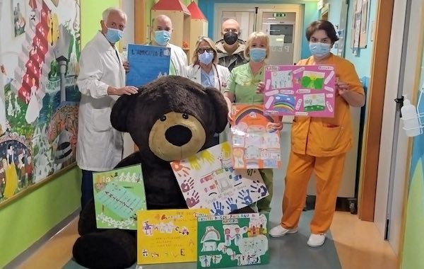 Un gradito dono all'Unità Operativa di Pediatria dagli alunni della Scuola "Gianni Rodari" 