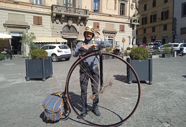 Da Capo Passero a Capo Nord, il pellegrino Massimo Zaffari fa tappa a Viterbo
