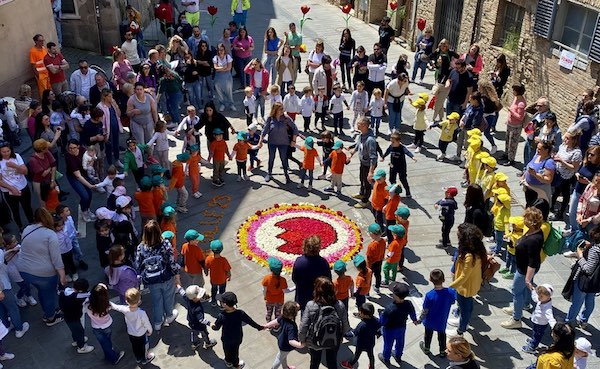 Festa dei Fiori, il centro storico si riempie di bambini e colori 