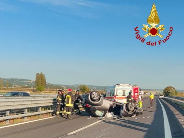 A1, trentenne urta con la ruota contro il guardrail capovolgendosi