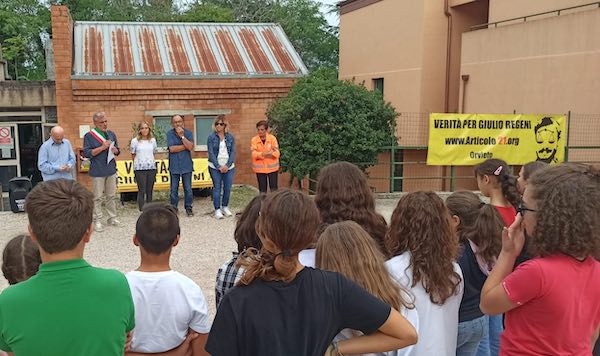 Sit-in alla Panchina Gialla. "Tappa fondamentale per ottenere verità e giustizia per Giulio Regeni"