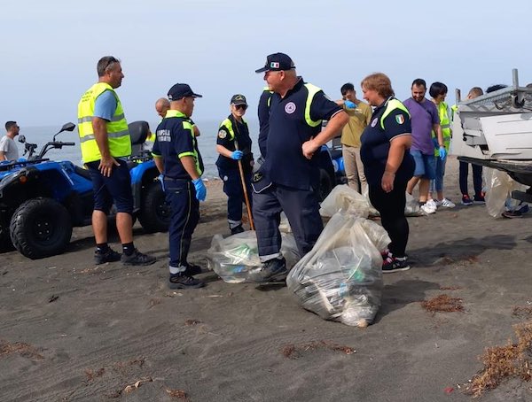 Giornata ecologica, volontari al lavoro per ripulire la Spiaggia Spinicci