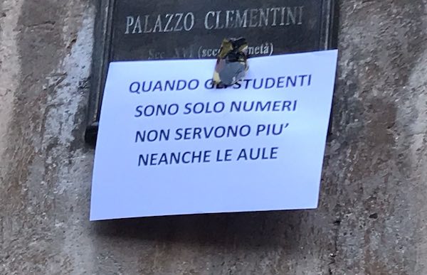 Mancano aule a Palazzo Clementini. Volantini sulla facciata della scuola