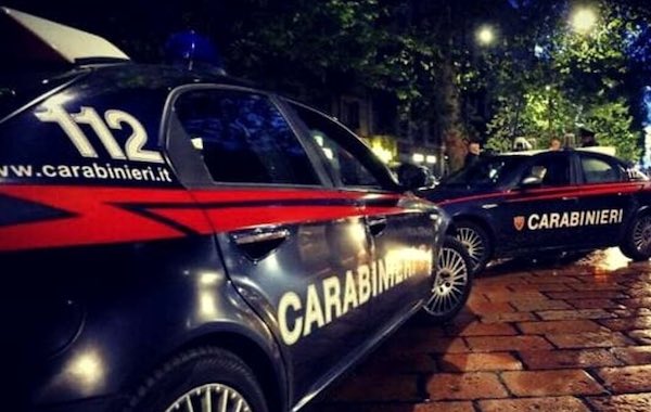 Rubano una lampada da tavolo in un ristorante e picchiano un avventore, denunciate cinque persone