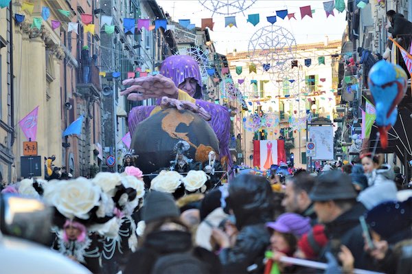 Maschere, carri allegorici, bande folkloristiche, artisti di strada e street food al Carnevale Storico 2024