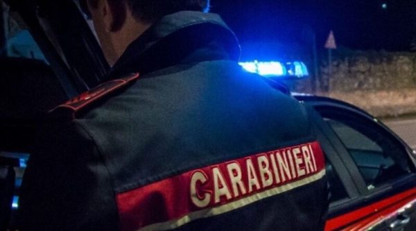 Rubavano su un'auto in sosta nel parcheggio del campo sportivo, denunciati tre uomini 