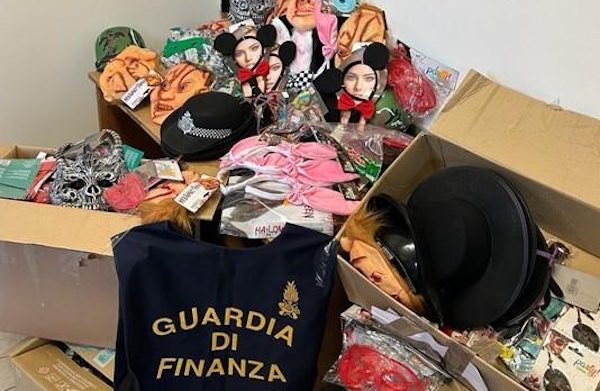 La Guardia di Finanza sequestra oltre 10.000 maschere e accessori di  Carnevale non sicuri