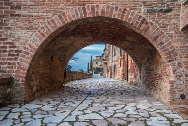 Nuova segnaletica turistica interattiva nel borgo, Monteleone d'Orvieto adotta l'innovazione di Skylab Studios