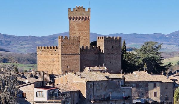 Castello Cecchini Bisoni e Palazzo Sforza, due dimore storiche nelle terre di confine sulla Via Francigena