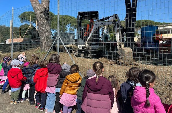 In tanti alla Festa di Primavera per assistere alla posa della prima pietra del nuovo Asilo Nido