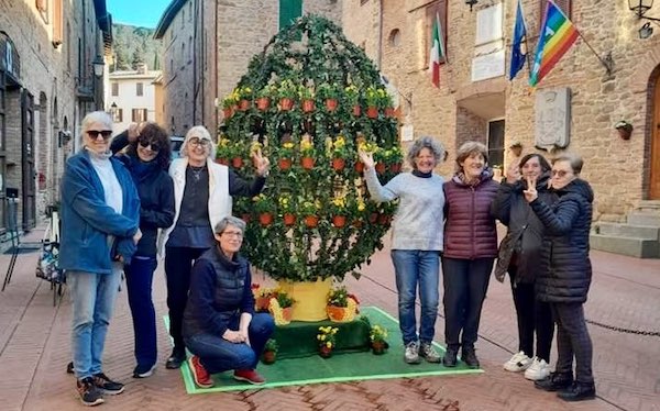 Un grande Uovo di Pasqua e un tappeto floreale per lanciare un messaggio di pace