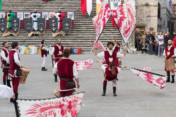 A "Torneo Arcus Tuder", mercato tipico, musici, sbandieratori, tamburini e arcieri