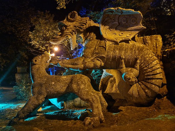 Camminando di notte tra i "mostri" del Sacro Bosco di Bomarzo