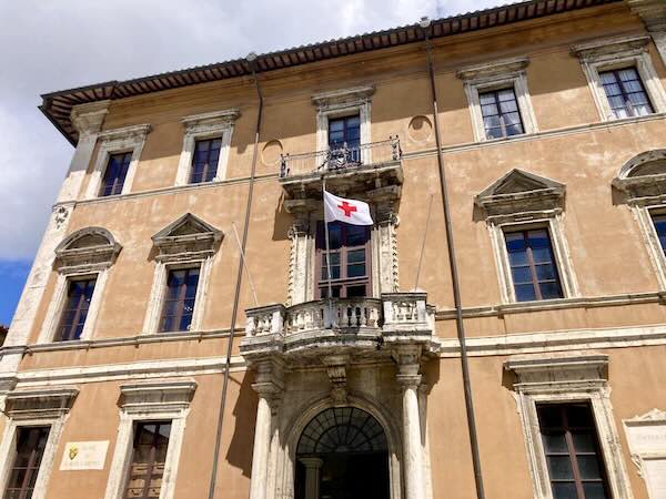 Issata a Palazzo Donini la bandiera della Croce Rossa Italiana