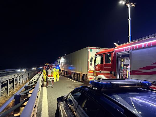Tamponamento fra tre tir sull'Autostrada del Sole, muore un conducente