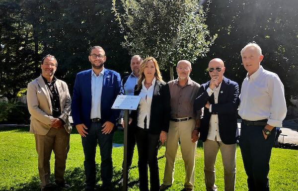 Ai Giardini Orosei Comune e Adic inaugurano la targa dedicata all'Albero dei Diritti