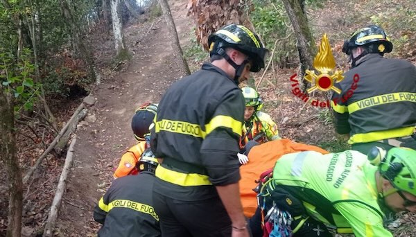 Soccorso un ciclista caduto in una zona boschiva impervia 
