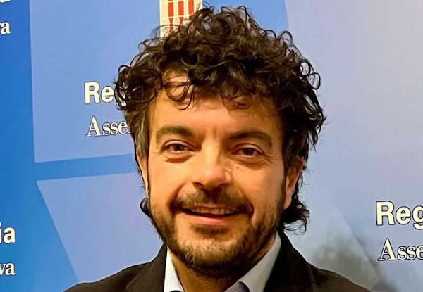 "Avviare progetti pilota per l'installazione di distributori gratuiti di assorbenti nelle scuole secondarie umbre"