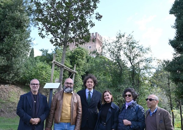 Una quercia in ricordo di Laura Santi. "Per il coraggio, la forza e il messaggio che ci ha lasciato"