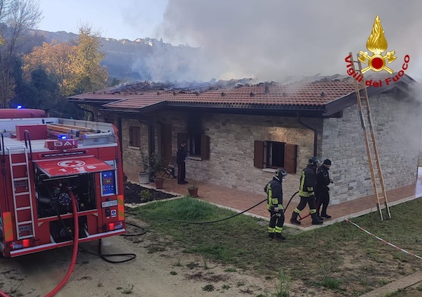 Incendio in un'abitazione isolata, trovata esanime una donna