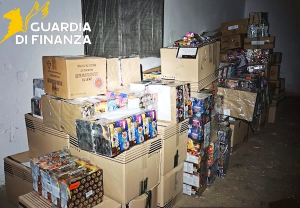 Sequestrate dalla Guardia di Finanza quasi tre tonnellate di materiale pirotecnico