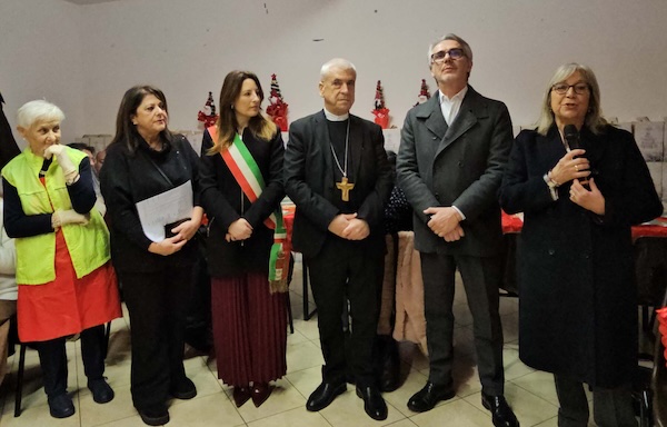 Pranzo di Natale in fraternit&agrave;, 120 persone a tavola con il vescovo Soddu