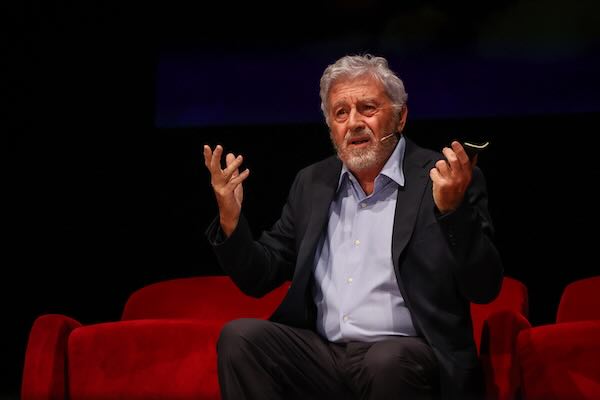 Antonio Catania porta in scena "Azzurro", appassionato viaggio nella vita di Curzio Maltese 