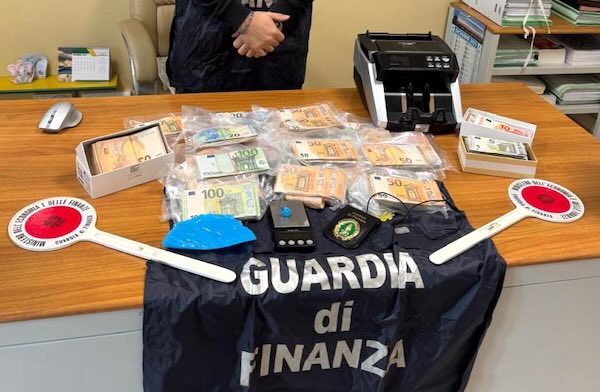 Denunciato un 56enne per detenzione di stupefacenti ai fini di spaccio. Sequestrati oltre 157.000 euro
