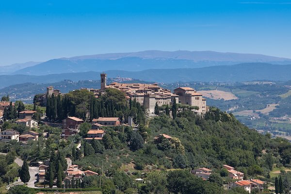 Otto cicli di residenze d'artista multidisciplinari ed internazionali trasformano il borgo
