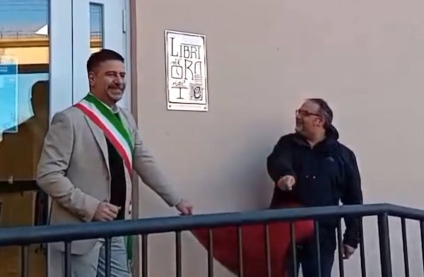 Una targa per il gruppo "Libri all'ora del t&egrave;", la Biblioteca celebra la lettura condivisa