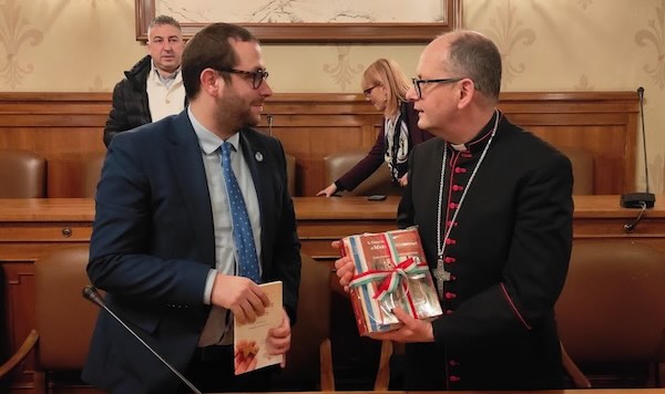 L'arcivescovo Maffeis in visita pastorale nelle parrocchie del territorio