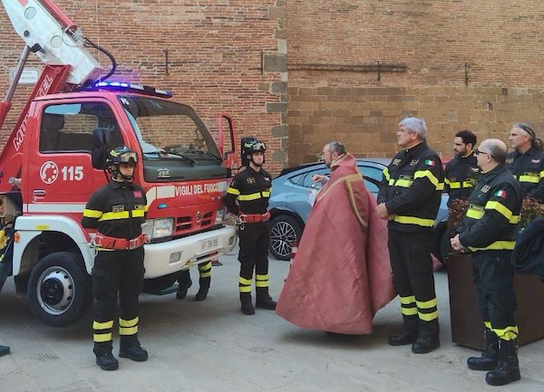 Consegnata una piattaforma aerea al Distaccamento Volontario dei Vigili del Fuoco