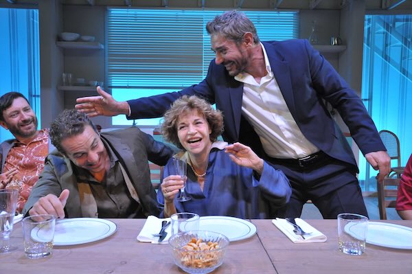 "A casa tutti bene", dal cinema al teatro con Giuseppe Zeno e Anna Galiena