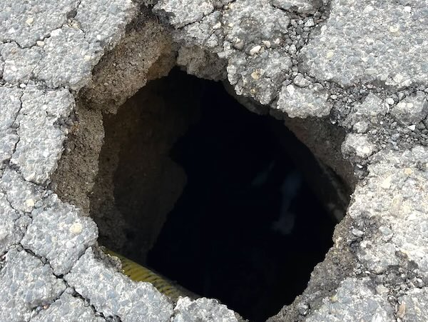 In Via Neri cede una porzione del manto stradale al di sopra della fognatura
