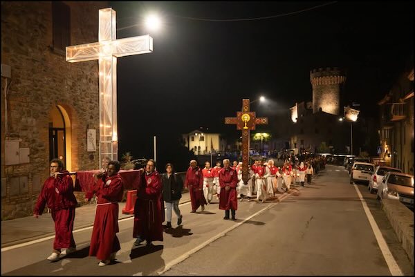 Processione Storica del Venerd&igrave; Santo, sfilano le Confraternite con i simboli della Passione