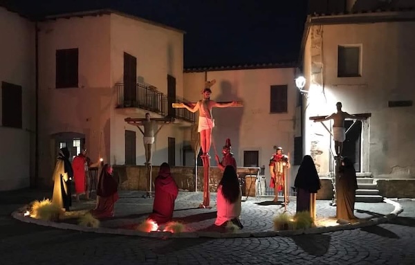 Rive il fascino della Via Crucis, percorso di fede, tradizione e comunit&agrave;