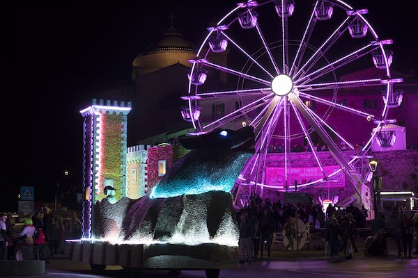 La Festa del Tulipano cambia look. Cartoon Edition e nuova parata dei carri allegorici sul Lungolago