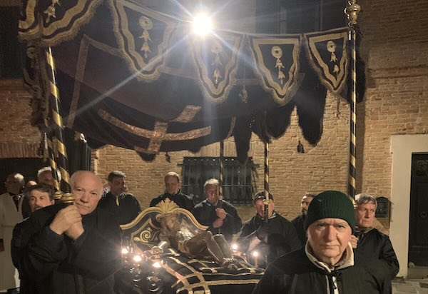 Si rinnova il tradizionale rito della Processione del Cristo Morto