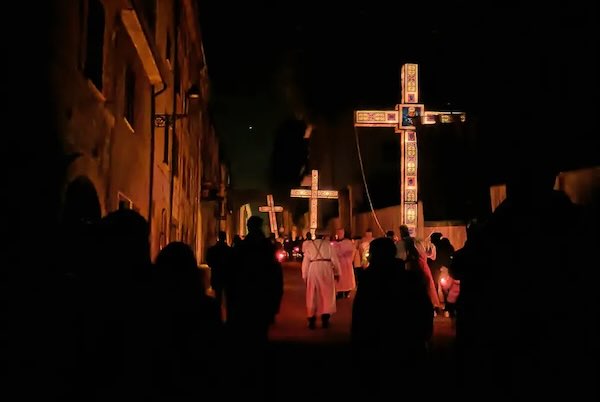 Tra ombra e speranza, il racconto della Settimana Santa