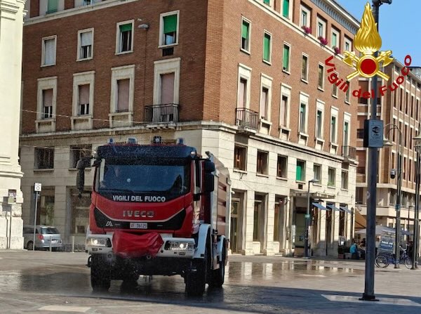Emergenza calore, autobotte dei Vigili del Fuoco per raffreddare le vie cittadine
