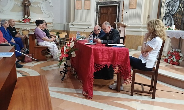 Successo per la presentazione del libro "Infinito tu" di suor Maria Manuela Cavrini