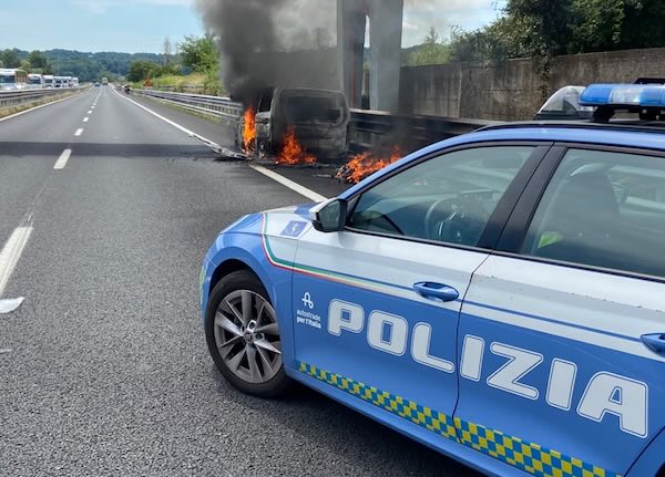 Autocarro in fiamme sull'A1, traffico a rilento tra Chiusi e Fabro